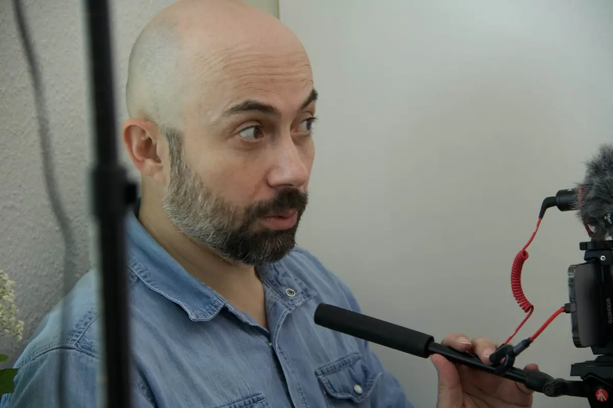 Jahja Alkhatib behind the scenes of Haleva