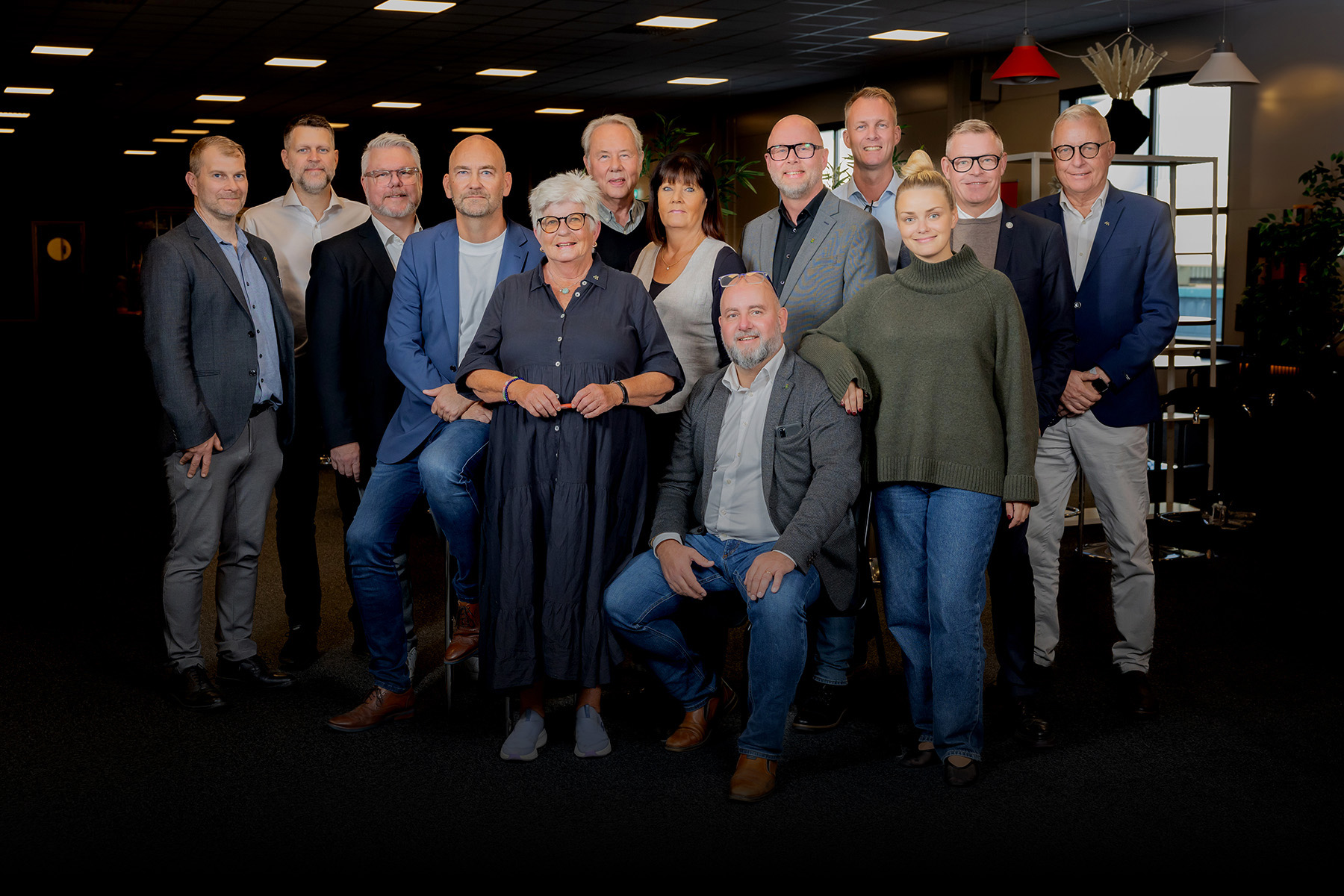 Gruppbild på företagsledning inomhus