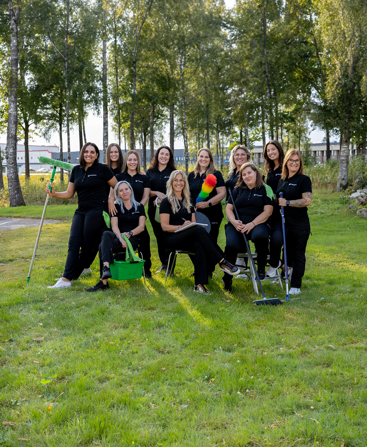 Gruppbild på trädgårdsteam utomhus i eftermiddagsljus