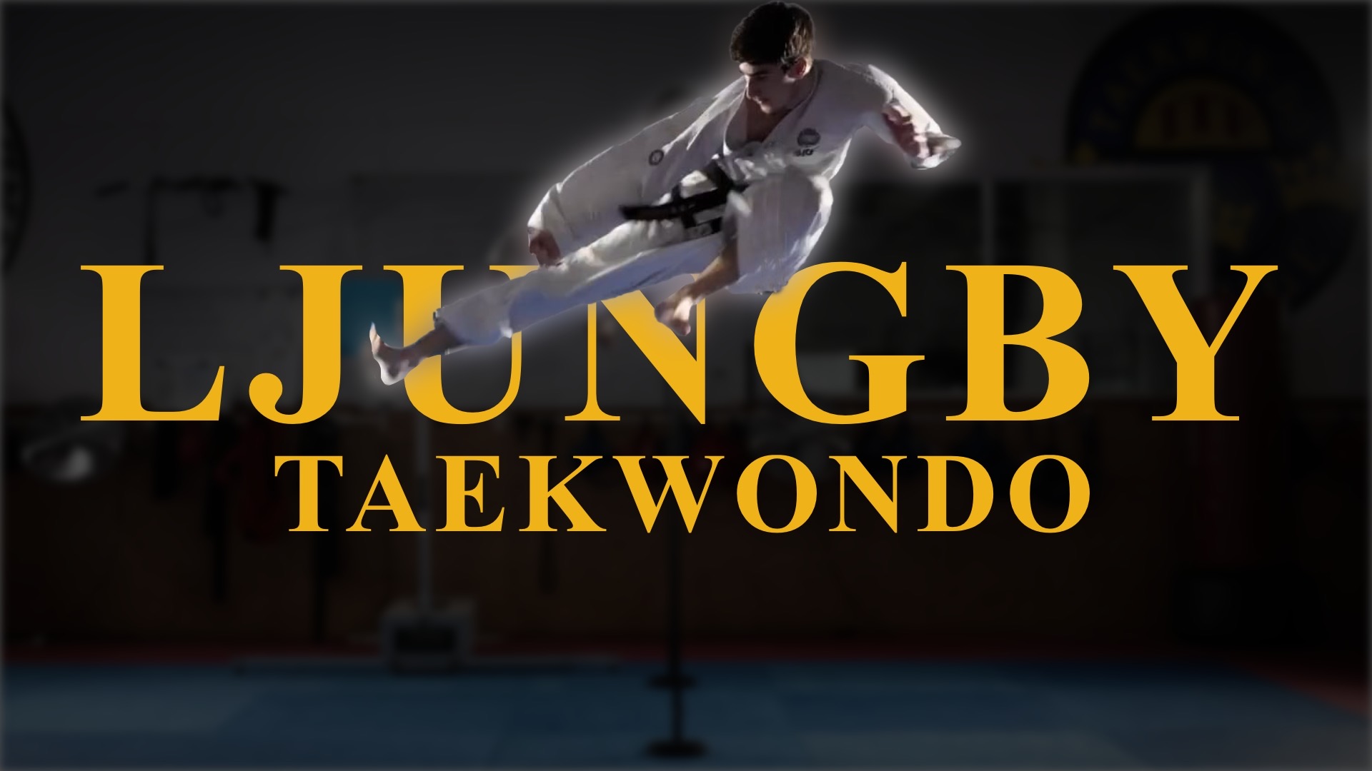 Stillbild ur filmen: en taekwondoutövare svävar i ett hoppspark i en träningshall, med texten LJUNGBY TAEKWONDO.