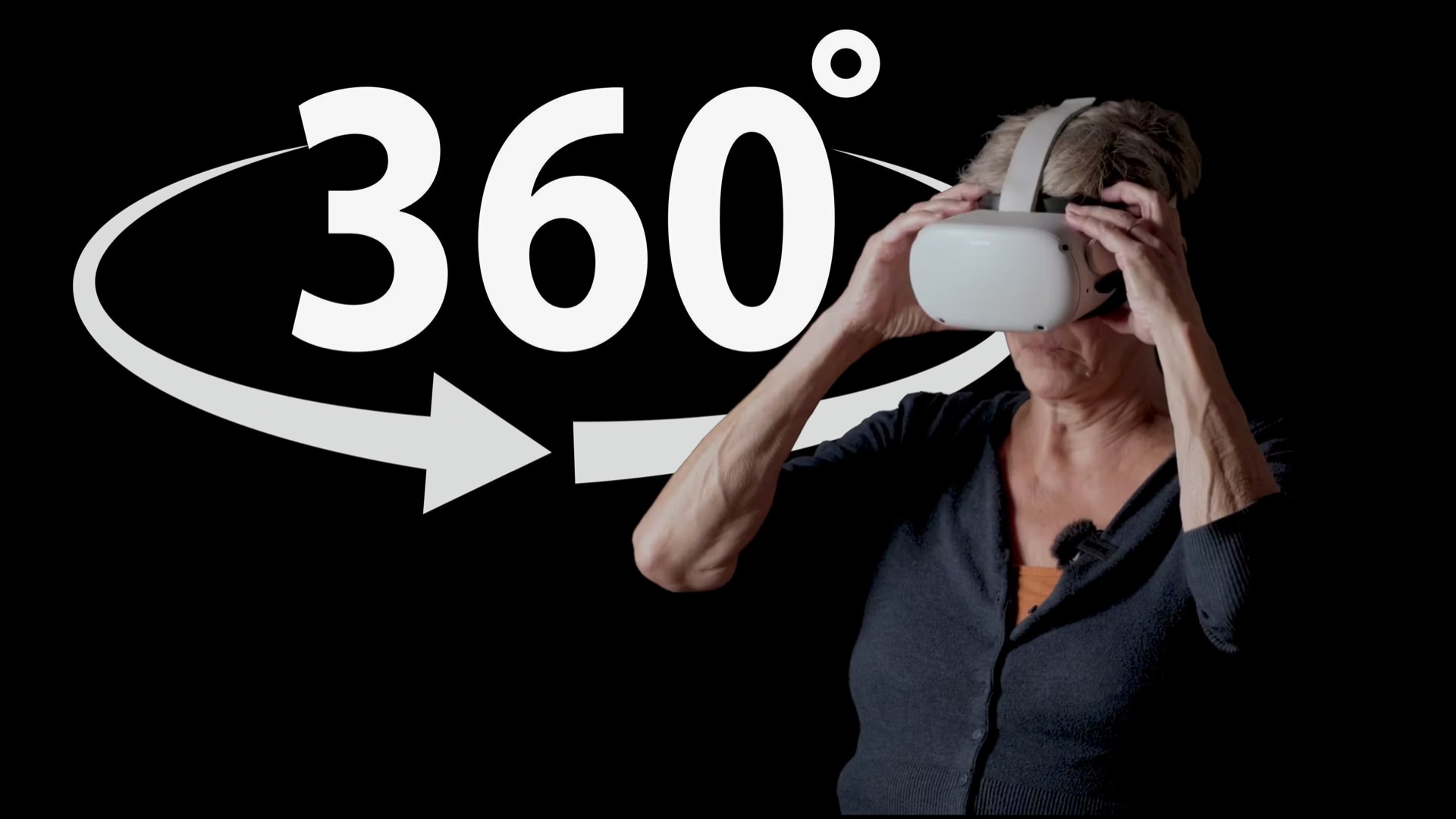 Stillbild ur VR-filmen: en kvinna håller VR-glasögon mot ögonen mot svart bakgrund, bredvid en stor 360°-grafik.