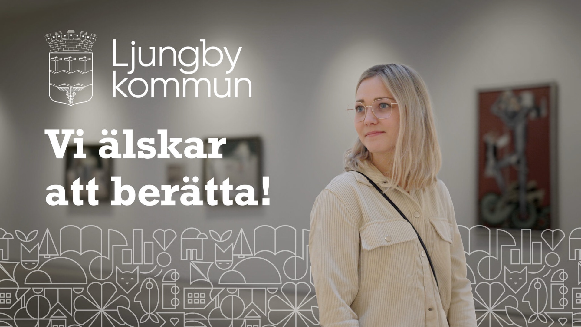 Titelbild ur kulturfilmen för Visit Ljungby: texten ”Vi älskar att berätta!” bredvid en ung kvinna i ett konstgalleri, med Ljungby kommuns logotyp.